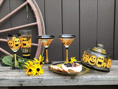 Vista 4 de Juego de 2 vasos de Martini pintados a mano, colección familiar de calabazas, cristalería pintada a mano por artistas estadounidenses, vasos