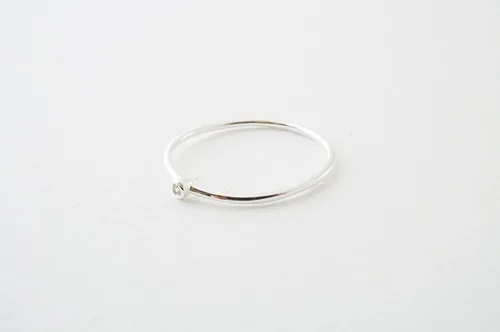 Vista 3 de Honeycat Anillo solitario con bisel en oro, oro rosa o plata Joyería minimalista y delicada