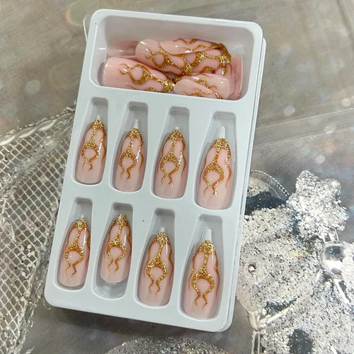 Vista 5 de TBRZTR Uñas postizas cortas ovaladas a presión de almendra, uñas postizas acrílicas artificiales con diseños de llama dorada, 24 piezas de cobertura