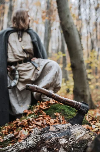 Vista 9 de Norse Tradesman Hacha de lanzamiento vikingo de 14 pulgadas, hacha nórdica totalmente afilada, cabeza de hacha de acero al carbono con punto de cruz