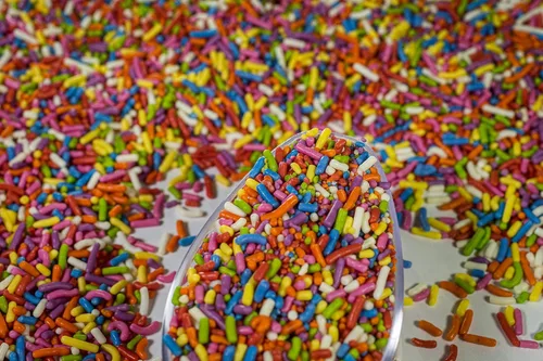 Vista 6 de Chispas de arco iris 100% naturales: color natural, sin lácteos, sin nueces, sin gluten, sin soya, vegano, sin huevo y kosher, 1.5 libras