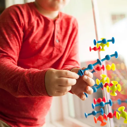 Vista 6 de Fat Brain Toys Mini Squigz - Mini Squigz - Juego de 30 piezas para construcción y construcción para edades de 5 a 9 años