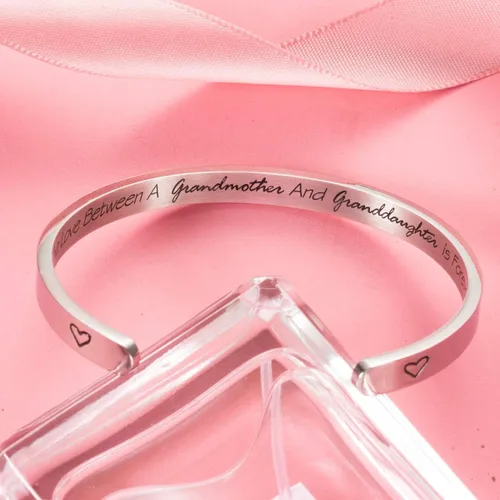 Vista 4 de Pulsera con cita de texto en inglés "The Love Between a Grandmother And Granddaughter Is Forever" (El amor entre una abuela y nieta es siempre)