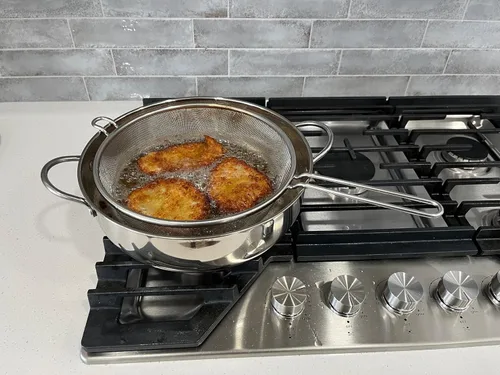 Vista 7 de Saltlas Olla de Freidora Profunda de 4.4Qt/4.2L con Cesta y Cucharón Colador, Olla de Acero Inoxidable 304 para Freír Pescado, Mariscos, Pollo