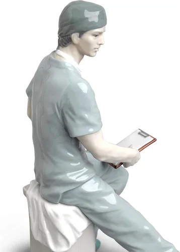 Vista 2 de LLADRÓ Figura de cirujano. Figura de médico de porcelana.