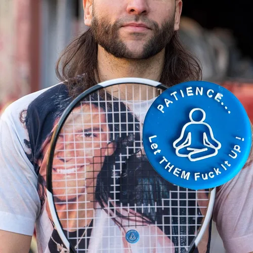 Vista 2 de Amortiguador de vibraciones de raqueta de tenis con recordatorio picante y agresivo (paquete de 4), amortiguador de raquetas de palabras divertidas