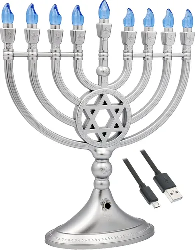 Vista 2 de The Dreidel Company Menorá de Hanukkah eléctrica LED tradicional de oro rosa - Funciona con batería o USB - Incluye un cable de carga micro USB de 4