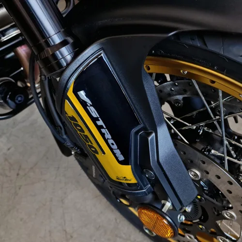 Vista 3 de Resin Bike Adhesivos 3D para motocicleta compatibles con Suzuki V-Strom 1050 XT 2022 Gold & Black Dubai 2022. Protecciones de motocicleta contra