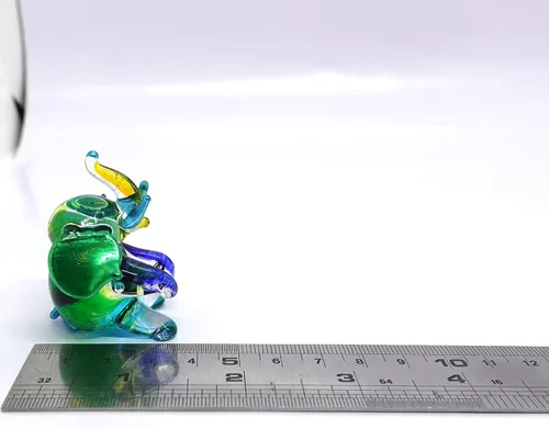 Vista 2 de Figuras pequeñas en miniatura pintadas a mano de elefante sentado en vidrio soplado, decoración del hogar, colección de animales, regalo (azul verde)