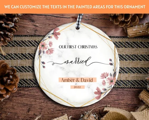 Vista 5 de Adorno personalizado de cerámica casada de nuestra primera Navidad (diseño C)