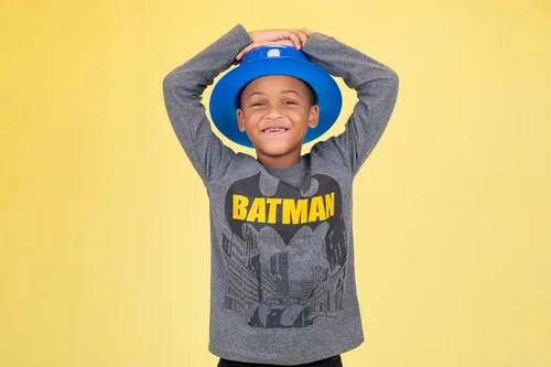 Vista 2 de DC Comics Paquete de 2 camisetas gráficas de Batman de la Liga de la Justicia, Gris Azul