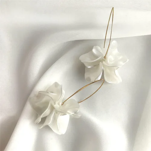 Vista 3 de D.Rosse Aretes bohemios de resina con pétalos de rosa, aretes largos de acrílico escalonados, aretes de borla floral exagerados para mujeres y niñas