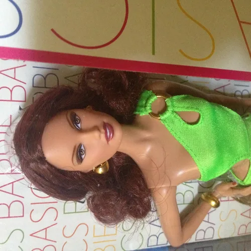 Vista 2 de Barbie Conceptos básicos Modelo #02 Colección #003