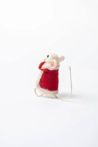 Vista 3 de De Kulture Ratones navideños de fieltro de lana de alta calidad hechos a mano con chaqueta roja, adorno de corazón, aguja respetuosa con el medio