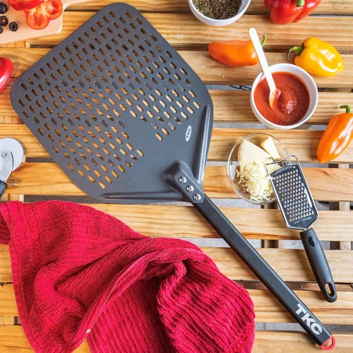 Vista 7 de TKC Cáscaras perforadas de pizza de 12 pulgadas y 8 pulgadas – Pelar profesional de aluminio para pizza – Espátula de pizza de metal de mango largo
