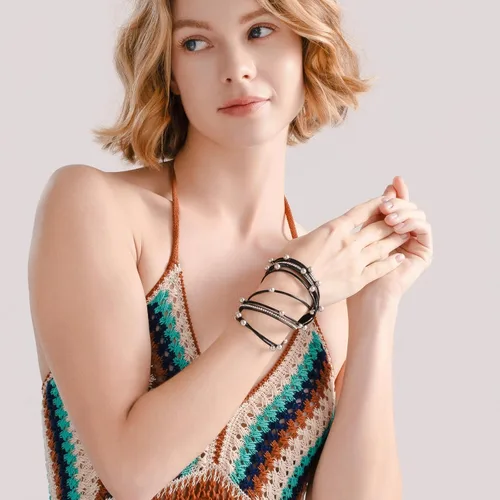 Vista 4 de FANCY SHINY Pulsera de cuero con cuentas bohemias, pulseras góticas apilables con cierre magnético
