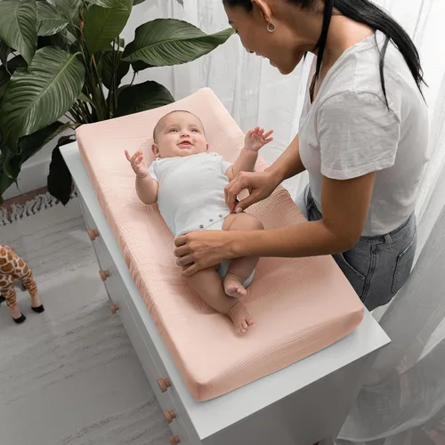 Vista 2 de Comfy Cubs Funda ajustable de muselina para cambiador, suave, transpirable y lavable, 100% algodón para la comodidad del bebé, ajuste universal