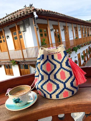 Vista 2 de Original Wayuu Mochila Bag For Women, Colombian boho bags, Handmade With Big Nice-Looking Tassels