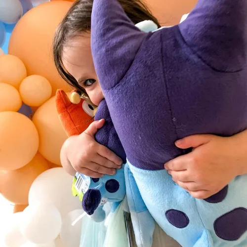 Vista 6 de Bluey Peluche grande de 31.5 in, color azul, producto oficial de la serie infantil, juguete suave y tierno para niños y niñas a partir de 0 años