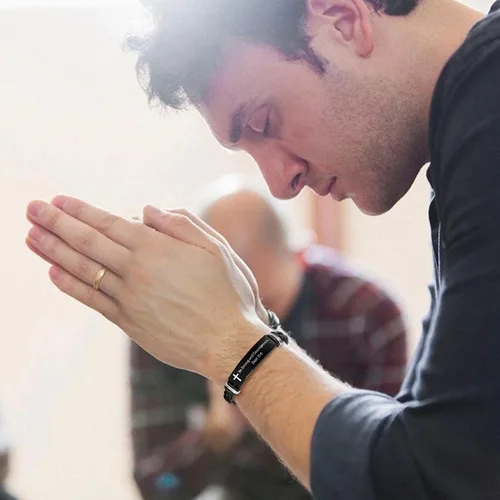 Vista 6 de Pulsera de cuero para hombre, regalo de sobriedad para hombre: cita inspiradora/versículo bíblico grabado, pulsera trenzada negra para hombre