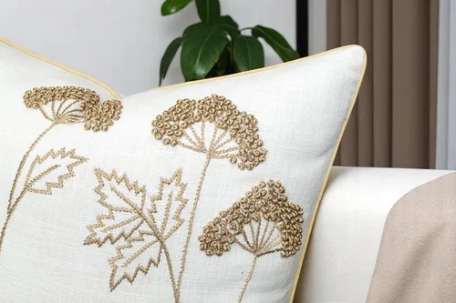 Vista 2 de Rudransha Funda de almohada bordada a mano con flores silvestres, 18 x 18 pulgadas, algodón marfil, floreciente