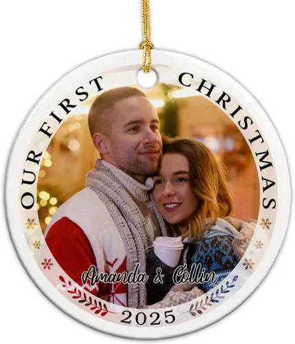 Vista 8 de Adorno de cerámica personalizable con texto en inglés «Our First Christmas Married», adorno de Navidad personalizado para el señor y la señora