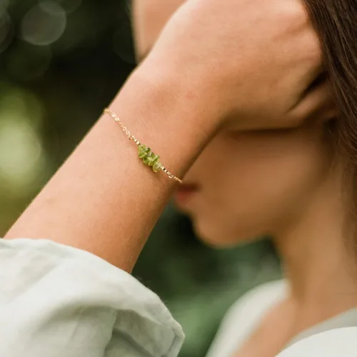 Vista 2 de Luna Tide Pulsera de barra de cuentas de peridoto en relleno de oro de 14 k