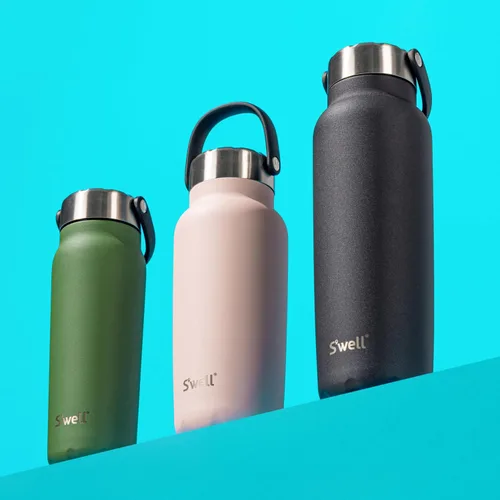 Vista 5 de S'well Explorer de acero inoxidable reciclado con tapa y asa aisladas, 24 onzas, cornalina, recipientes aislados al vacío de triple capa que