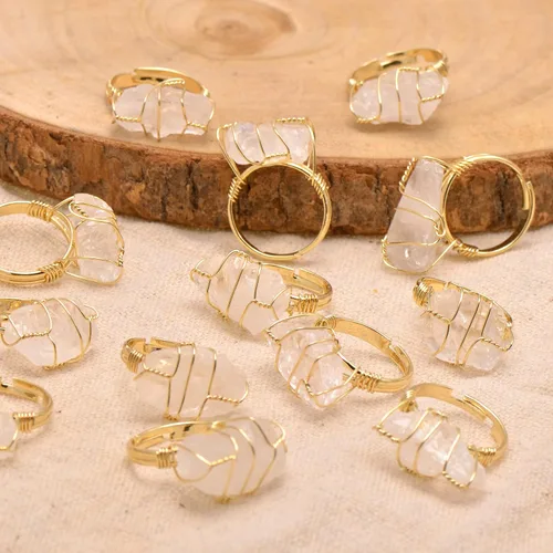 Vista 6 de Anillo envuelto en alambre de piedra áspera de cristal de cuarzo blanco natural, tono de oro amarillo