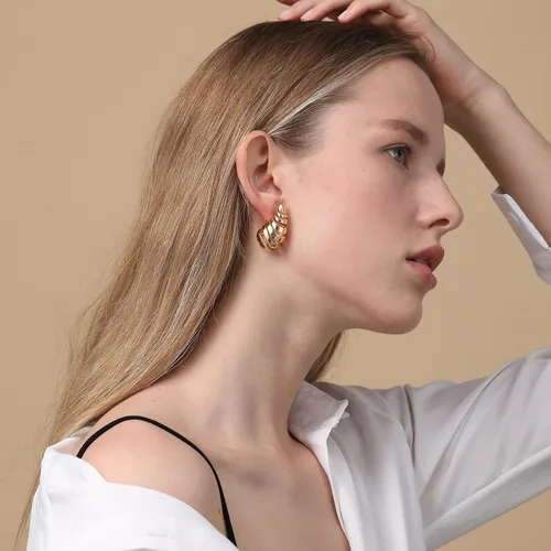 Vista 5 de Apsvo Aretes de gota en espiral gruesos de oro, aretes colgantes ligeros, aretes de lágrima de moda, hipoalergénicos, chapados en oro, joyería