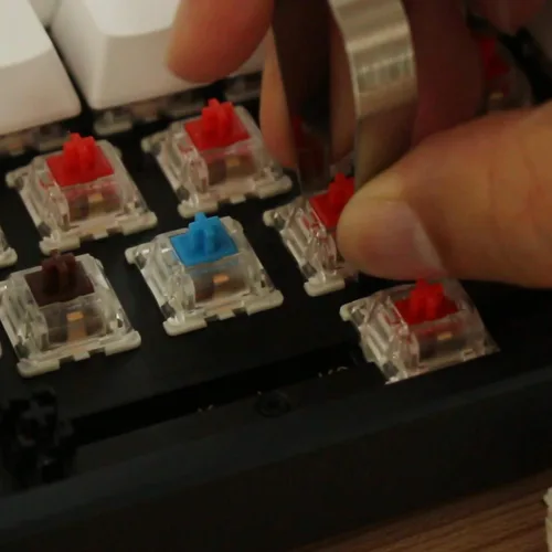 Vista 2 de Keychron K2 - Teclado mecánico con cable Bluetooth inalámbrico y USB con 75 de diseño y 84 teclas intercambiables en caliente para Mac