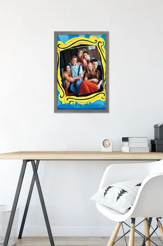 Vista 6 de Trends International Friends - Póster de pared de grupo, 14.725 x 22.375 pulgadas, versión enmarcada de madera de granero Versión sin marco