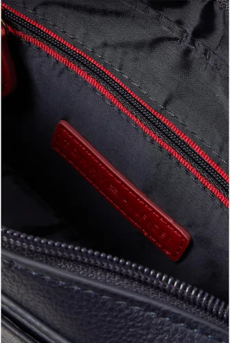 Vista 3 de Tommy Hilfiger Amelia II Cámara Crossbody en relieve Th Serif Critter PVC