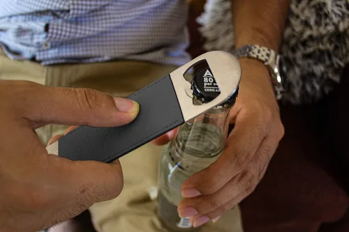 Vista 2 de LaserGram Abrebotellas, DO Doctor en Medicina Osteopática, grabado personalizado incluido (cuero sintético, negro y dorado)