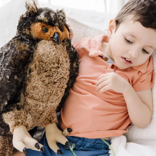 Vista 5 de Peluche de búho gigante Melissa & Doug, muy realista, 17 pulgadas de alto