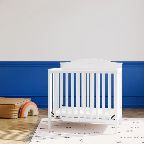 Vista 2 de Graco Stella: Cuna convertible mini 4 en 1 con colchón adicional (blanco) – Incluye colchón adicional de 2.75 pulgadas de grosor con cubierta