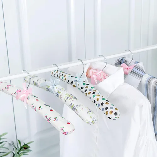 Vista 2 de Perchas acolchadas para ropa, colgador de satén, perchas acolchadas para mujer, suéteres (floral-5 piezas)