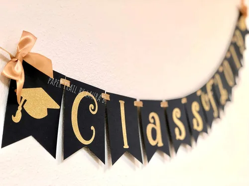Vista 2 de Banner de graduación de clase 2019 en negro y dorado con gorras. Decoraciones para fiestas de graduación. Celebración de graduación. Personaliza tus