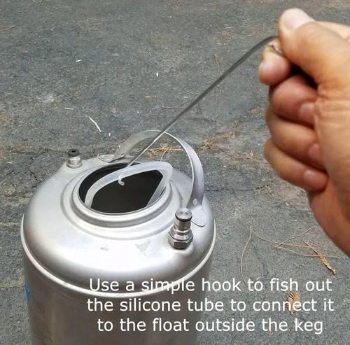 Vista 5 de FLOTit 2.0 con tubo de inmersión de gas Max Headroom y una herramienta GANCHO. Tubo de inmersión flotante sin cerveza con DFI para una cerveza