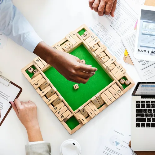Vista 6 de Ropoda Juego de madera para cerrar la caja (2-4 jugadores), tablero grande de 4 lados, 8 dados, reglas, divertido juego de adición para niños
