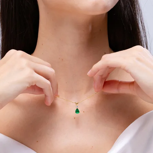 Vista 4 de Angara Colgante solitario de esmeralda natural para mujer Colgante de lágrima en V con diamante en oro macizo de 14 quilates, plataplatino