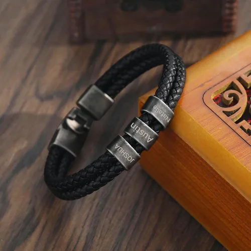 Vista 3 de Pulsera personalizada con nombre para hombre, pulsera de cuero personalizada para hombre con 2-5 cuentas vintage grabadas con nombres de familia