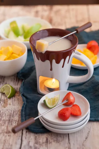 Vista 2 de Swissmar F12064 Juego de tazas de fondue de chocolate nostalgia de 4 piezas
