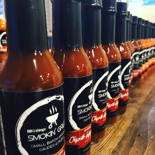 Vista 3 de Salsa picante jalapeño con infusión de chipotle hecha a mano envejecida en barril BBQthingz™