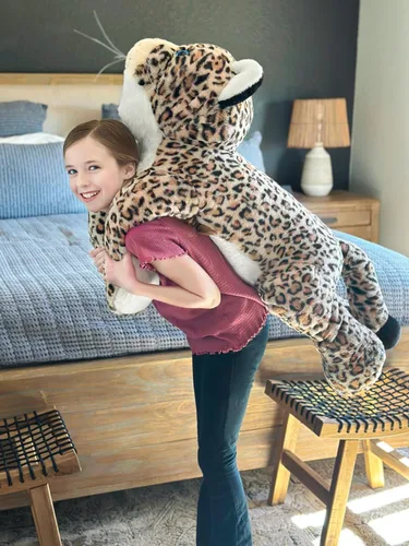 Vista 3 de MorisMos Animal de Peluche Gigante Guepardo Almohada de Felpa 4 pies, 47" Juguete de Felpa de Guepardo Extra Grande para Niños y Adultos, Leopardo