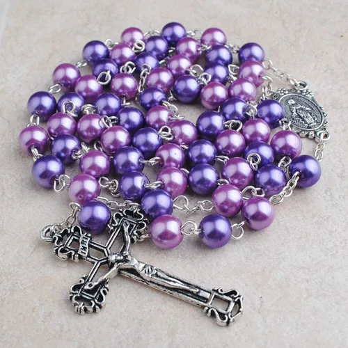 Vista 2 de Collar de rosario de perlas de cristal púrpura y rosa con pieza central de miracuolo y crucifijo de plata con caja de regalo de metal Puprle, Perla