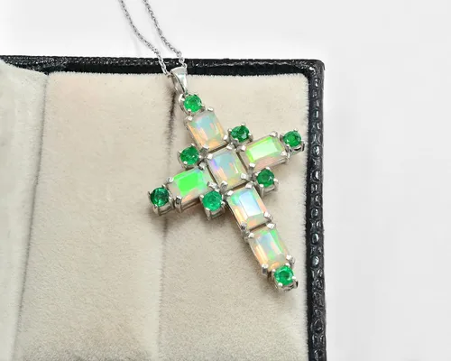 Vista 3 de Collar con colgante de cruz sagrada con corte de ópalo Welo etíope natural y esmeralda zambiana, plata de ley 925, piedra natal de octubre, joyería