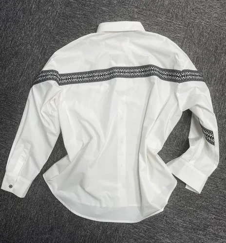 Vista 4 de Camisa de manga larga de algodón para mujer - Blusa de moda de algodón estilo clásico y bonito