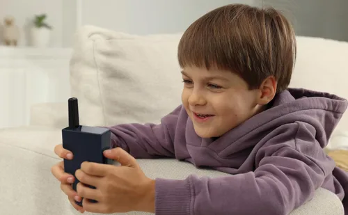 Vista 3 de eKids Minecraft Walkie Talkies para niños, juguetes de interior y exterior