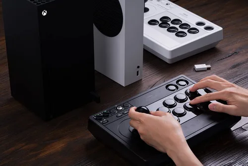 Vista 5 de 8Bitdo Arcade Stick for Xbox Series XS, Xbox One and Windows 10, Arcade Fight Stick with 3.5mm Audio Jack - Officially Licensed (Black)
